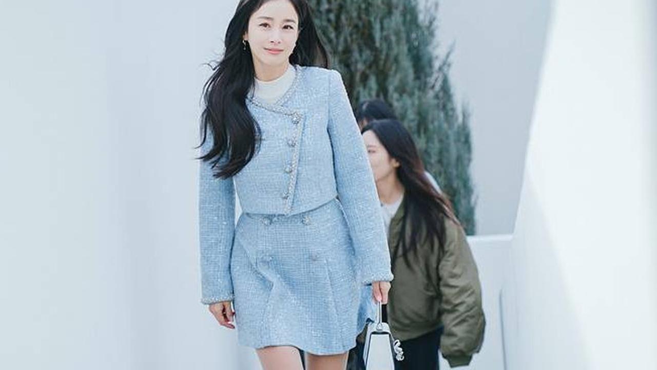 Aktris cantik istri dari bintang Korea, Rain, ini tampil anggun dan sangat cantik saat ia tiba-tiba datang untuk menjadi model Cho Sam Dal yang diperankan Shin Hye Sun.