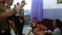 Kapolda Sumsel menjenguk korban razia berdarah di RS Bhayangkara Palembang (Liputan6.com/Nefri Inge)