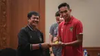Pelatih Kepala Timnas Indonesia U-22, Indra Sjafri (kiri) memberikan potongan tumpeng terhadap Kapten Timnas Indonesia U-22, Rizky Ridho saat syukuran terkait sanksi ringan FIFA terhadap Indonesia dan kesempatan Timnas Indonesia U-22 tampil di SEA Games 2023 di Ruang Semeru, Hotel Sultan, Jakarta. (Bola.com/Bagaskara Lazuardi)