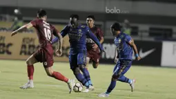 Gelandang Persib Bandung, Michael Essien, berusaha melewati gelandang PSM Makassar, Marc Anthony Klok pada laga lanjutan Liga 1 di Stadion GBLA, Bandung, Rabu, (5/7/2017). Persib menang 2-1 atas PSM. (Bola.com/M Iqbal Ichsan)