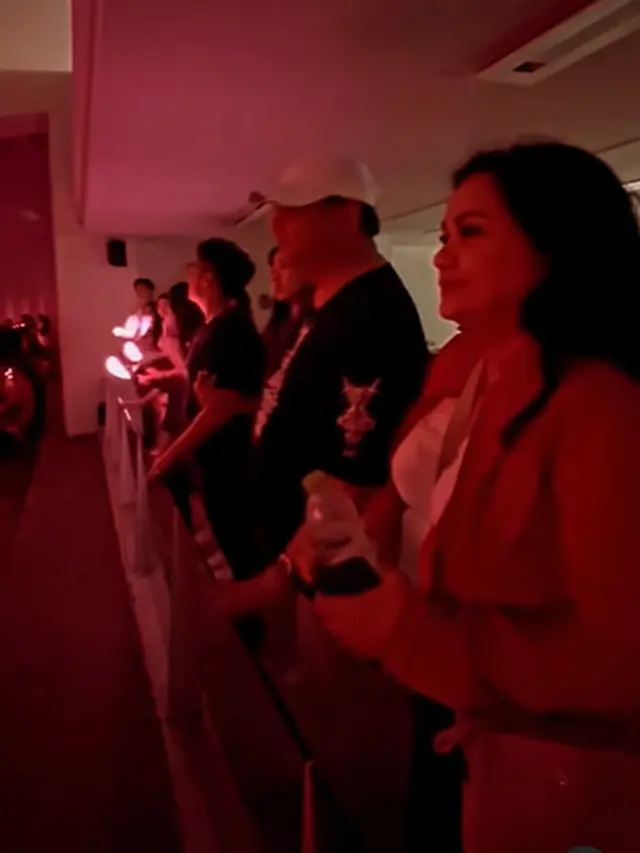 Gaya Kasual Istri Menko Perekonomian Airlangga Hartanto Saat Foto Bareng BLACKPINK