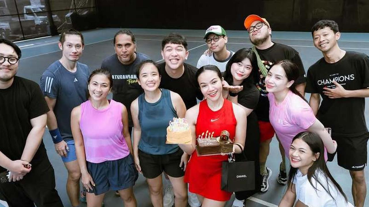 8 Potret Yura Yunita Dapat Kejutan Ulang Tahun dari Nagita Slavina dkk Saat Main Padel, Dapat Kado Spesial dari Sultan Andara