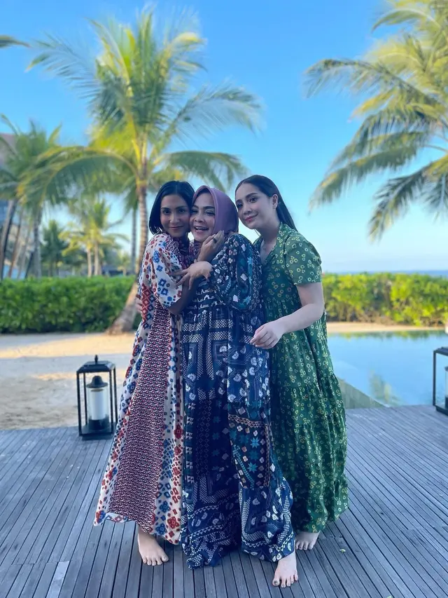 Potret kebersamaan Rieta Amilia bersama kedua putrinya, Caca Tengker dan Nagita Slavina. (Foto: Instagram/rieta_amilia)