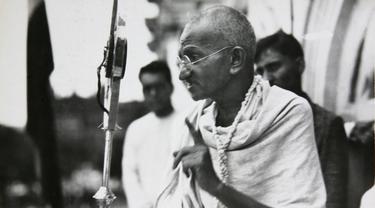 Dalam file foto tahun 1931 ini, menunjukkan saat Mahatma Gandhi tengah berbicara kepada warga di India. (AP Photo/James A. Mills, File)