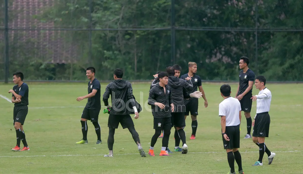 Para pemain Thailand berpelukan usai menjalani latihan tertutup jelang melawan Timnas Indonesia pada Final Piala AFF 2016 leg pertama di lapangan Sekolah Pelita Harapan, Sentul. (Bola.com/Nicklas Hanoatubun)