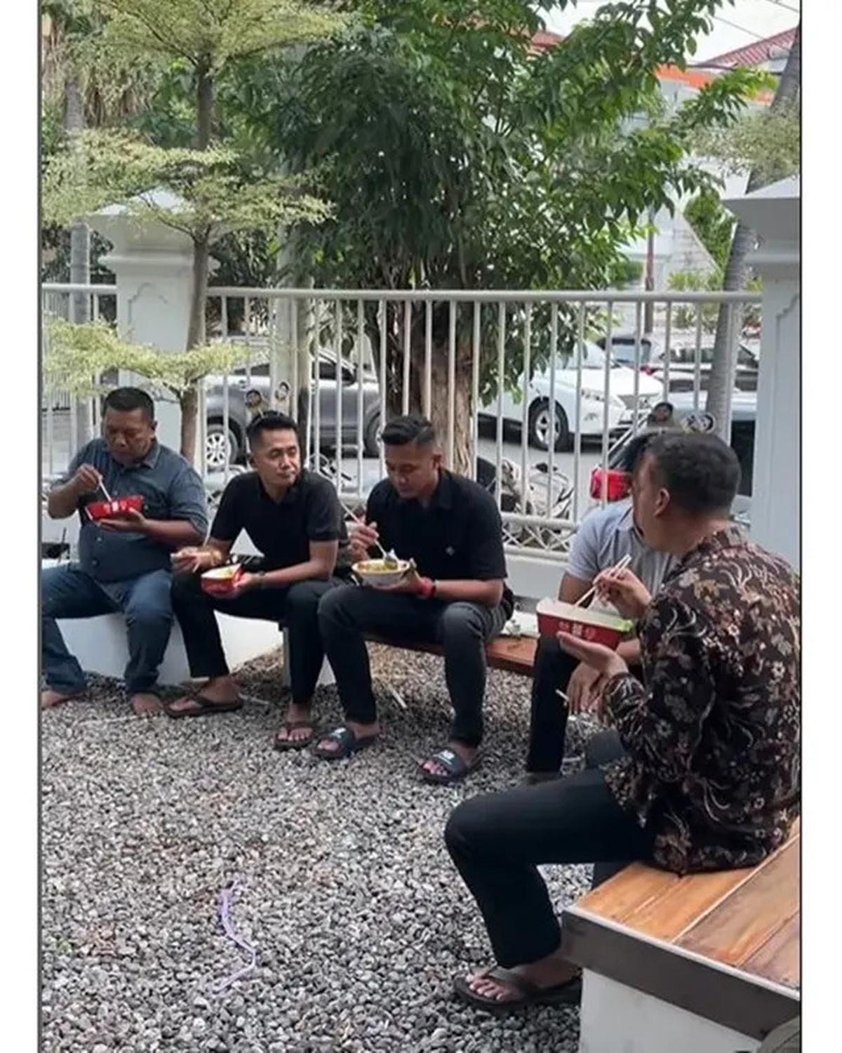 6 Potret Arumi Bachsin dan Emil Dardak Gelar SyukuranUltahAnak, Sederhana di Rumah