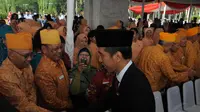 Usai upacara, Jokowi menyalami sejumlah pejabat Pemprov DKI dan veteran TNI di barisan kursi undangan, Jakarta, Minggu (17/8/14). (Liputan6.com/Herman Zakharia)