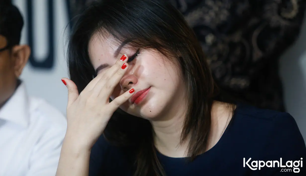 "Saya nggak mau jadi anak durhaka, saya enggak mau memberatkan almarhum di sana. Ya Allah kalau ini jalan yang harus ditempuh. Tapi berat kalau dipaksakan begini, pernikahan beda agama ini. Saya hanya ingin kembali sama Allah," kata Arfita sambil terisak dilansir dari Kapanlagi. [Foto: Bayu Herdianto/KapanLagi.com]