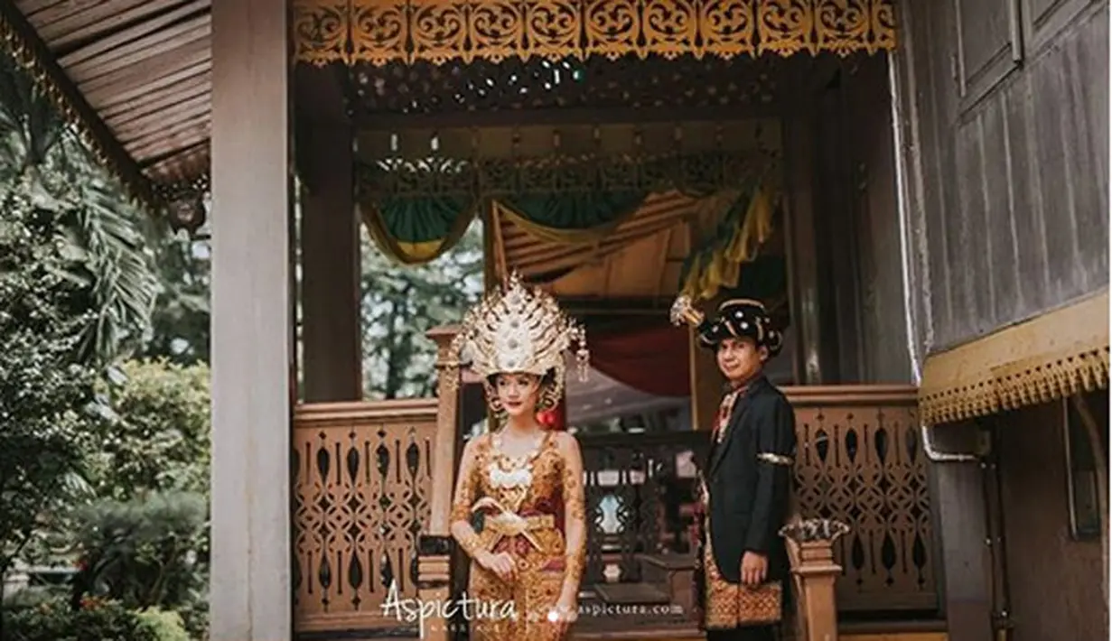 Foto yang diunggah Dika dan yang mengabadikan Aldo Sinarta itu, keduanya juga terlihat berpose di salah satu rumah adat. (Instagram/raditya_dika)