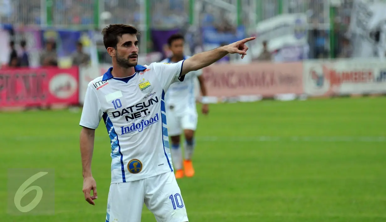 Gelandang anyar Persib Bandung, Robertino Pugliara saat melakoni laga melawan PSGC di Stadion Galuh Ciamis, Minggu (10/7/2016). Di Persib, Robertino Pugliara mengaku masih membutuhkan waktu untuk beradaptasi. (Liputan6.com/Helmi Fithriansyah)