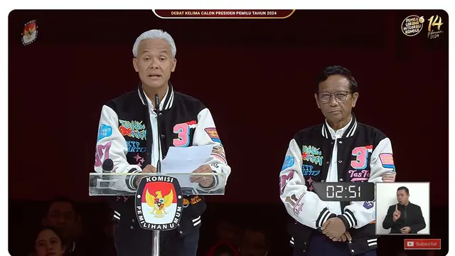 Calon Presiden (Capres) nomor urut 03 Ganjar Pranowo menyampaikan pernyataan penutup atau closing statement didampingi Calon Wakil Presiden (Cawapres) Mahfud Md di debat Pilpres 2024.
