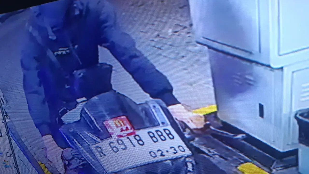 Tayangan CCTV yang memperlihatkan seorang pria berinisial RR (23) ditangkap setelah mencuri sepeda motor Yamaha R15 di Apartemen Tokyo Riverside PIK 2, Teluknaga, Kabupaten Tangerang.