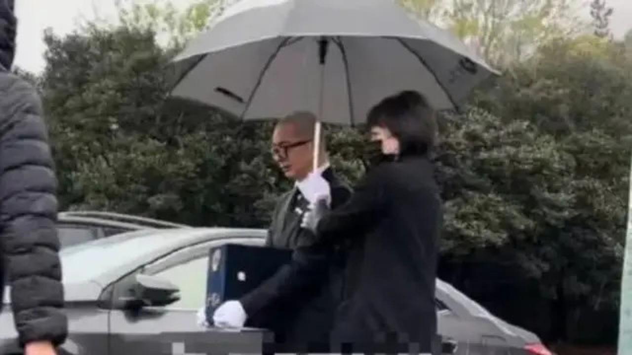 Viral Potret DJ Koo Peluk Abu Jenazah Barbie Hsu Sambil Menangis di Tengah Hujan Deras