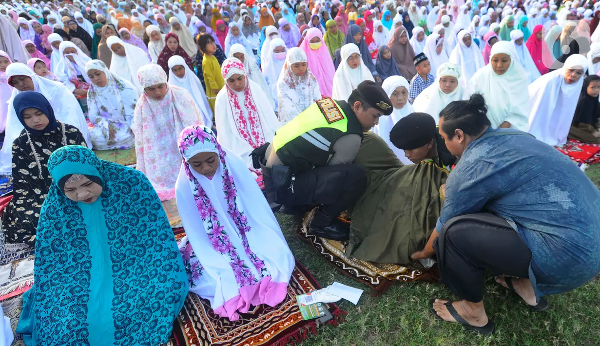 Pelaksaaan ibadah Sholat Idul Fitri di Pulau Bali berjalan lancar dengan melibatkan unsur TNI/POLRI dan pecalang. (merdeka.com/Arie Basuki)