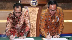 Menhub Budi Karya Sumadi dan Dirut Bank Mandiri Kartika Wirjoatmodjo menandatangani perjanjian kerjasama transaksi PNBP di Gedung Kementerian Perhubungan Jakarta, Senin (23/1). (Liputan6.com/Angga Yuniar)