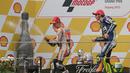 Dani Pedrosa dan Valentino Rossi menyemprotkan sampanye di podium juara MotoGP Malaysia 2015 di Sirkuit Sepang, Malaysia, Minggu (25/10/2015). (EPA/Fazry Ismail)