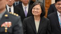 Presiden Tsai Ing-wen di boarding gate bandara internasional di Taoyuan, Taiwan, Rabu (29/3/2023) sebelum memulai lawatannya ke Amerika Tengah. (Dok. AFP)