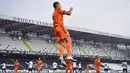 Striker Juventus, Cristiano Ronaldo, melakukan selebrasi usai mencetak gol ke gawang Spezia pada laga Liga Italia di Stadion Dino Manuzzi, Minggu (1/11/2020). Juventus menang dengan skor 4-1. (Massimo Paolone/LaPresse via AP)