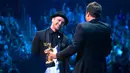 Pada Agustus 2013, Jimmy Fallon memberikan piala untuk Justin Timberlake di MTV VMA! (Jeff Kravitz/FilmMagic/USMagazine)
