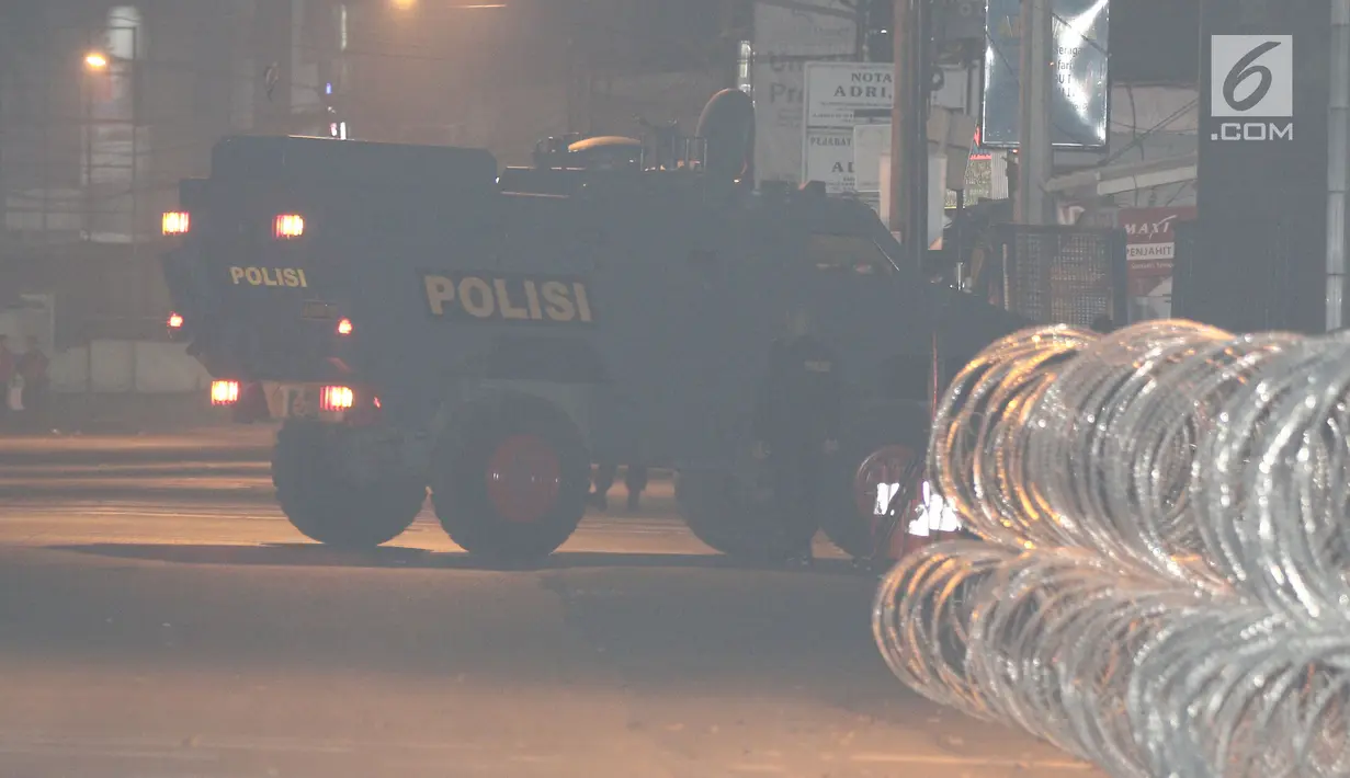 Satu unit mobil baracuda milik polisi masuk ke dalam area Mako Brimob, Kelapa Dua pascabentrok antara petugas dengan tahanan di Depok, Kamis (10/5). Jalan yang dilalui oleh mobil lapis baja tersebut sudah tampak sepi. (Liputan6.com/Herman Zakharia)