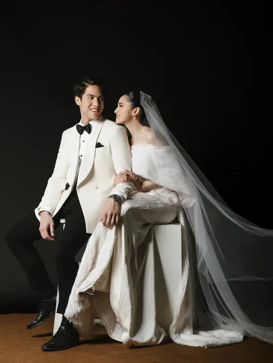 Kali ini, keduanya tampil bergaya klasik dengan sentuhan vintage bernuansa putih [@syifahadju]