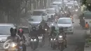 Pengendara harus lebih berhati-hati ketika melintas di Jalan TB Simatupang karena jarak pandang yang terbatas serta kerikil yang berserakan, Jakarta, Kamis (20/10). (Liputan6.com/Immanuel Antonius)