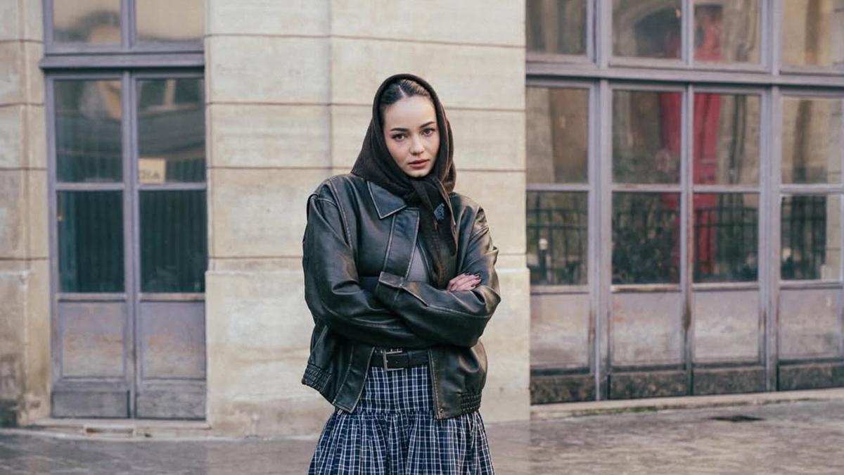 Padu Padan Gaya Parisian Chic dari Enzy Story dengan Rok Tartan di Paris