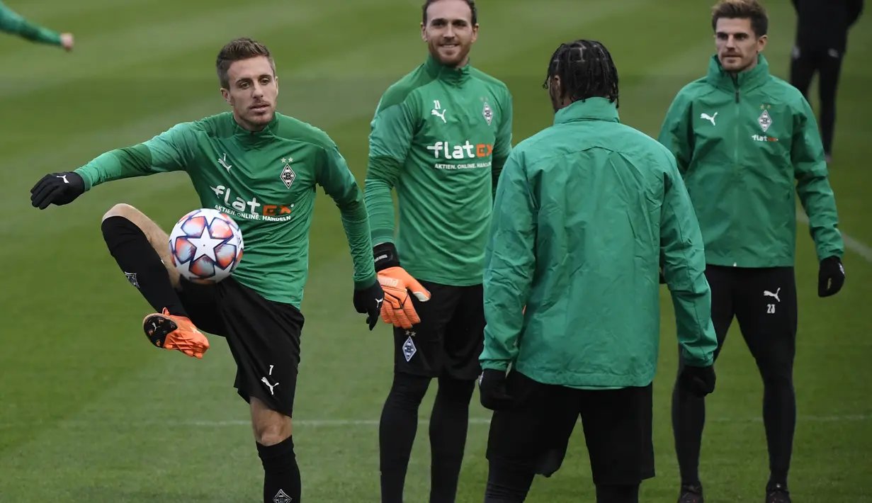 Penyerang Borussia Moenchengladbach, Patrick Herrmann mengontrol bola saat mengikuti latihan tim di Borussia-Park, Jerman (26/10/2020). Borussia Moenchengladbach akan bertanding melawan Real Madrid pada grup B Liga Champions. (AFP Photo/Ina Fassbender)