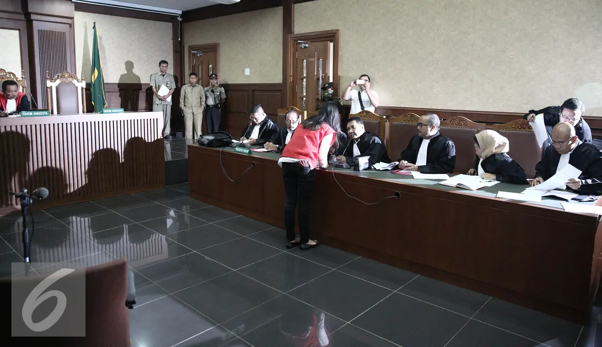 Jessica Kumala Wongso berdiskusi dengan kuasa hukumnya saat menjalani sidang perdana di PN Jakarta Pusat, Rabu (15/6). Dalam Sidang ini Jessica mengajukan eksepsi atau keberatan kepada majelis hakim. (Liputan6.com/Faizal Fanani)