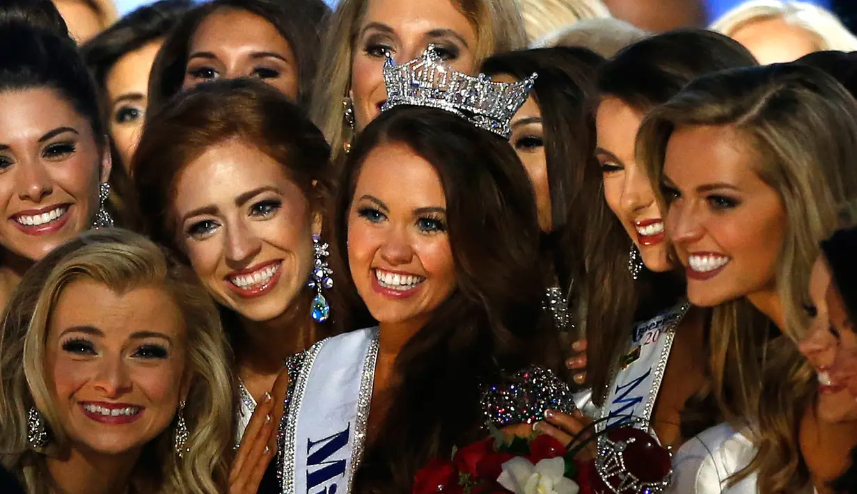 Miss North Dakota 2017, Cara Mund berpose bersama dengan para kontestan usai dinobatkan sebagai Miss America 2018 di Boardwalk Hall Arena di Atlantic City, New Jersey (10/9). (AP Photo/ Noah K. Murray)