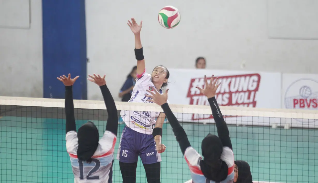 Tim putri Vobgard TNI AD melangkah ke babak 16 besar usai menumbangkan Baja 78 Bantul pada akhir laga Pul AH Kejurnas Antarklub Livoli Divisi I Tahun 2025 di GOR Sport Center Lamongan. (Dok. PBVSI)