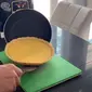 Ilustrasi pembuatan pie susu menggunakan wajan (Dok.YouTube/ Cooking with Hel)