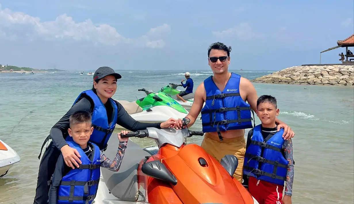 Dalam liburannya kali ini Titi Kamal mengajak anak-anak untuk menikmati serunya naik jetski. Memang banyak sekali pantai di Bali yang menawarkan serunya olahraga air dengan berbagai macam pilihan wahana. Tampil dengan jaket pelampung, momen ini banyak diabadikan di media sosial Instagram. (Liputan6.com/IG/titi_kamall)