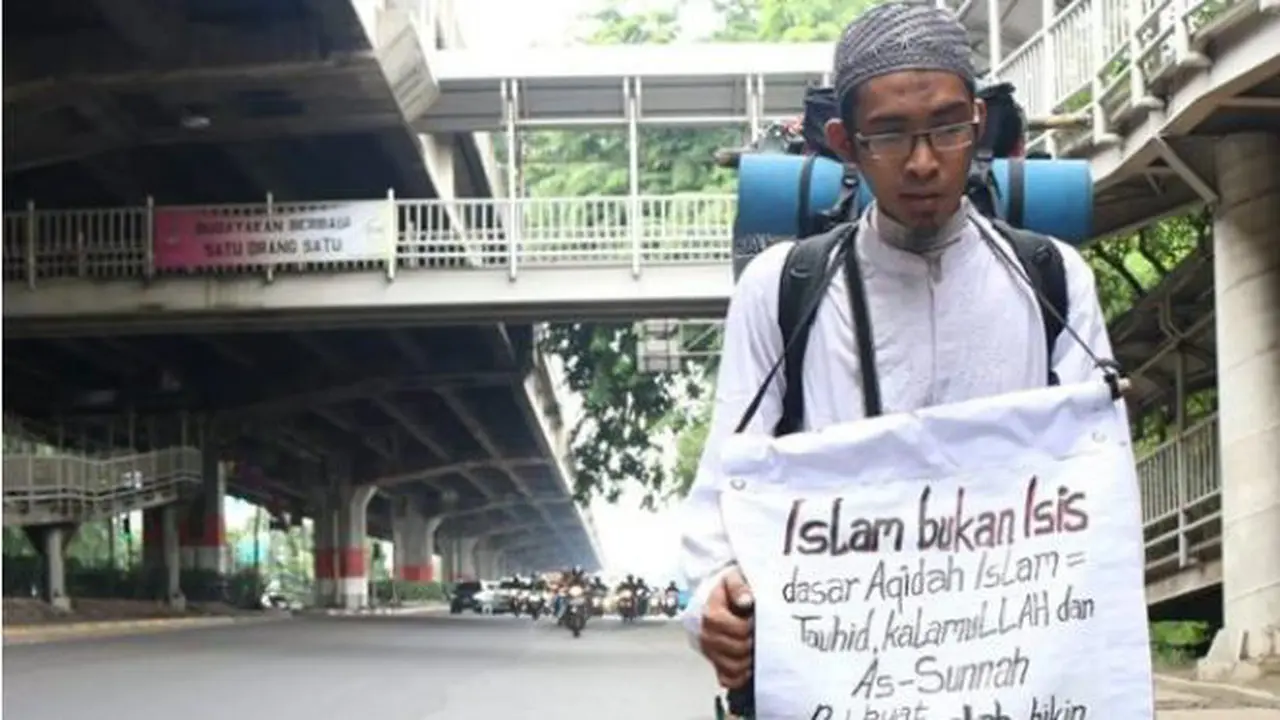 Pemuda Bekasi Jalan Kaki untuk Serukan Islam Bukan ISIS
