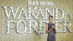 Letitia Wright berpose saat tiba menghadiri pemutaran perdana film 'Black Panther: Wakanda Forever' di London, Kamis, 3 November 2022. Aktris berusia 29 tahun itu tampil memukau saat memamerkan sosoknya dalam balutan gaun hitam berhiaskan kristal. (Photo by Scott Garfitt/Invision/AP)