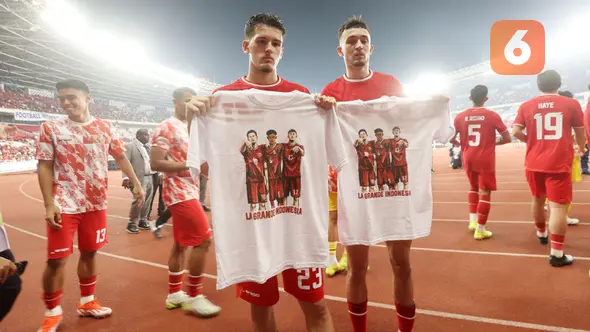 <p>Dua pemain Timnas Indonesia, Justin Hubner (kiri) dan Ivar Jenner memegang jersey pemberian fans bergambar foto keduanya bersama rekannya, mendiang Noah Gesser setelah berakhirnya laga Grup F putaran kedua Kualifikasi Piala Dunia 2026 zona Asia menghadapi Irak di Stadion Utama Gelora Bung Karno (SUGBK), Senayan, Jakarta, Kamis (6/6/2024). (Bola.com/M Iqbal Ichsan)</p>