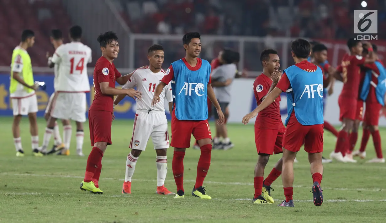 Pemain Timnas Indonesia U-19 merayakan kemenangan atas Uni Emirat Arab U-19 pada penyisihan Grup A Piala AFC U-19 2018 di Stadion GBK, Jakarta, Rabu (24/10). Indonesia unggul 1-0 dan melaju ke perempat final. (Liputan6.com/Helmi Fithriansyah)