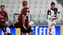 Penyerang Juventus, Cristiano Ronaldo, berusaha mencetak gol ke gawang AC Milan pada laga leg kedua semifinal Coppa Italia di Allianz Stadium, Sabtu (13/6/2020) dini hari WIB. Juventus lolos ke final usai bermain imbang 0-0 atas AC Milan. (AFP/Miguel Medina)