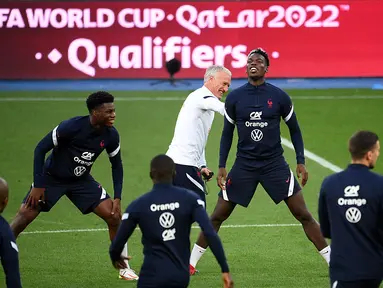 Pelatih Timnas Prancis Didier Deschamp bercanda dengan Paul Pogba (kanan) dan Fance Aurelien Tchouameni saat sesi latihan di stadion Olimpiade di Kiev, Jumat (3/9/2021). Prancis akan menghadapi Ukraina dalam lanjutan Kualifikasi Piala Dunia 2022 Minggu dinihari, 5 September 2021. (FRANCK FIFE/AFP)