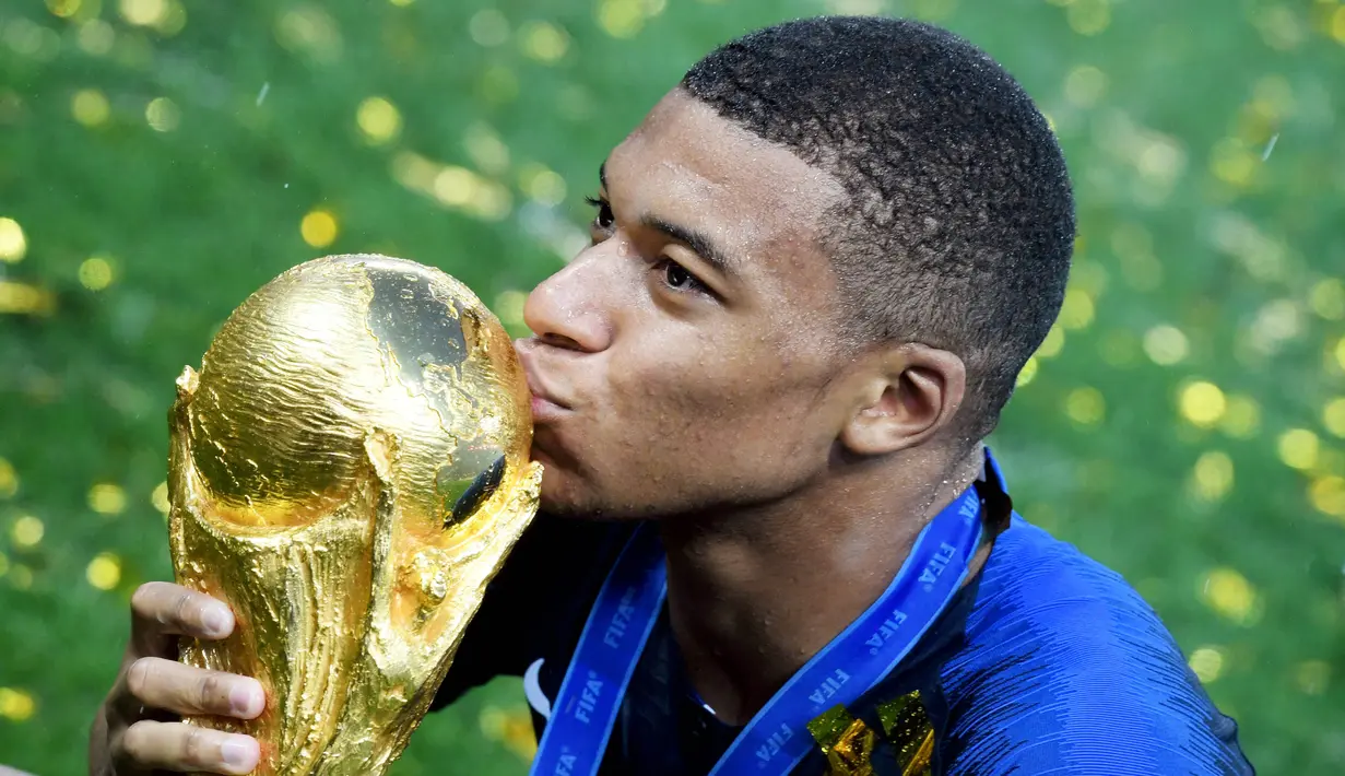 Piala Dunia 2018 menjadi panggung sekaligus saksi betapa hebatnya talenta muda asal Prancis yang bernama Kylian Mbappe. Pemain yang kala itu masih berusia 19 tahun sukses menjadi aktor utama Les Blues menjadi kampiun di Rusia. (AFP/Kirill Kudryavtsev)