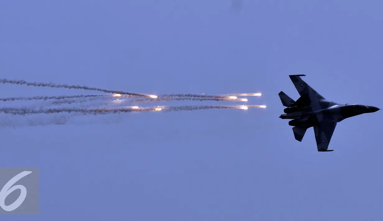 Tim aerobatik TNI AU The Jupiters melakukan manuver udara Cross Over Break saat Peringatan HUT TNI AU ke-70 di Lanud Halim Perdanakusuma, Jakarta,( 4/9). Sebanyak 60 pesawat unjuk kebolehan saat HUT ke-70 TNI AU. (Liputan6.com/Johan Tallo)