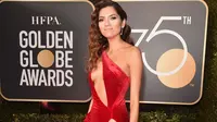 Aktris AS, Blanca Blanco menghadiri karpet merah Golden Globe Awards 2018 di California, Minggu (7/1).  Blanca Blanco mengenakan gaun berwarna merah menyala yang menunjukkan kemolekan tubuhnya. (Alberto E. Rodriguez/Getty Images/AFP)