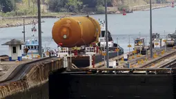 Tangki eksternal pesawat ulang alik diangkut menggunakan kapal di  Colon City, Panama, (25/4). Tangki berisi  komponen dari kendaraan peluncuran pesawat ulang-alik yang berisi bahan bakar hidrogen cair dan oksidator oksigen cair. (REUTERS / Carlos Jasso)