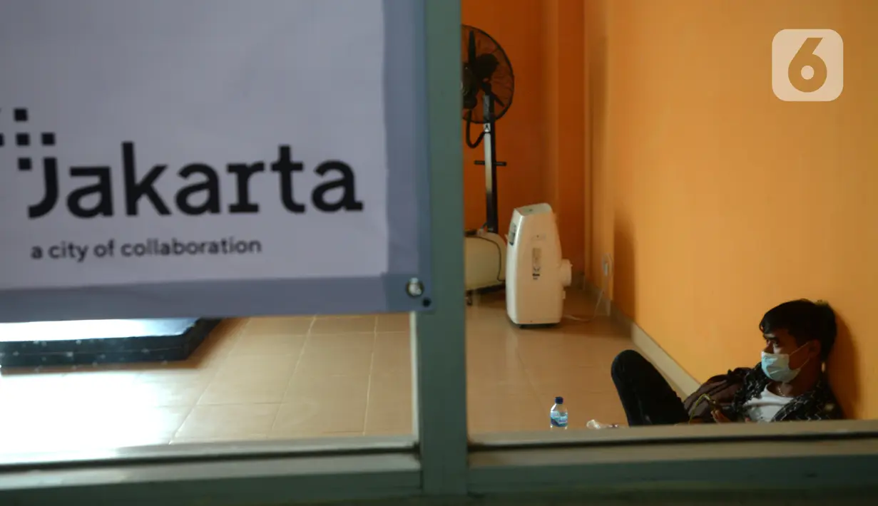 Seorang pemudik menunggu dalam sebuah ruangan saat arus balik Lebaran di Terminal Pulogebang, Jakarta, Jumat (21/5/2021). Pada hari ini, ada tiga pemudik terindikasi positif COVID-19. (merdeka.com/Imam Buhori)