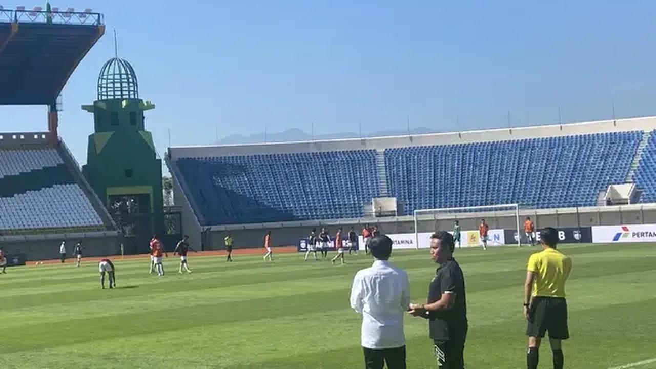 Jokowi mengatakan akan ada sekira delapan stadion yang diajukan untuk menjadi tempat pertandingan Piala Dunia U-17.