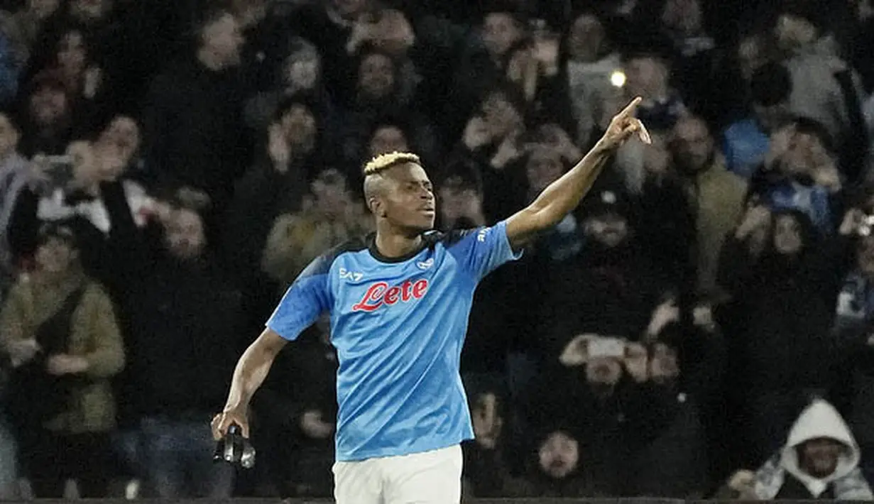 Pemain Napoli, Victor Osimhen, melakukan selebrasi setelah mencetak gol ke gawang Eintracht Frankfurt pada laga Liga Champions di Stadion Diego Armando Maradona, Kamis (16/3/2023). Napoli menang dengan skor 3-0. (AP Photo/Gregorio Borgia)