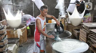 Pekerja menyelesaikan pembuatan tahu di industri rumahan kawasan Jakarta, Selasa (17/12/2019). Pemerintah resmi memangkas bunga Kredit Usaha Rakyat (KUR) dari 7 persen menjadi 6 persen, kebijakan ini mulai berlaku pada Januari 2020 mendatang. (Liputan6.com/Angga Yuniar)