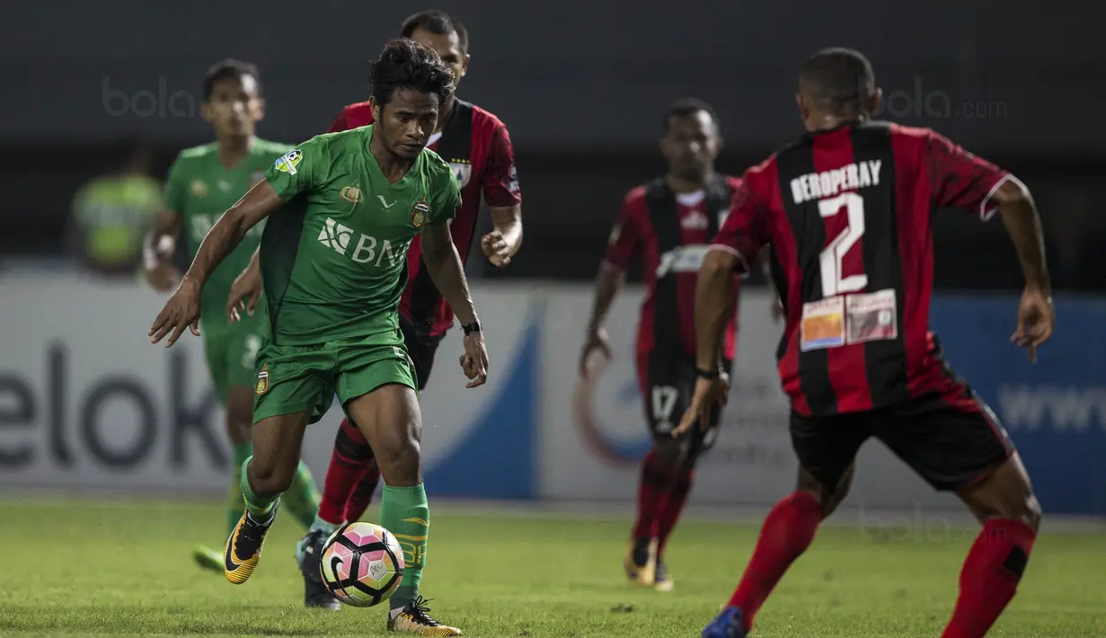 Penyerang Bhayangkara FC, Ilham Udin Armaiyn, berusaha melewati pemain Persipura pada laga Liga 1 Indonesia di Stadion Patriot, Bekasi, Sabtu (9/9/2017). Bhayangkara FC menang 2-1 atas Persipura. (Bola.com/Vitalis Yogi Trisna)