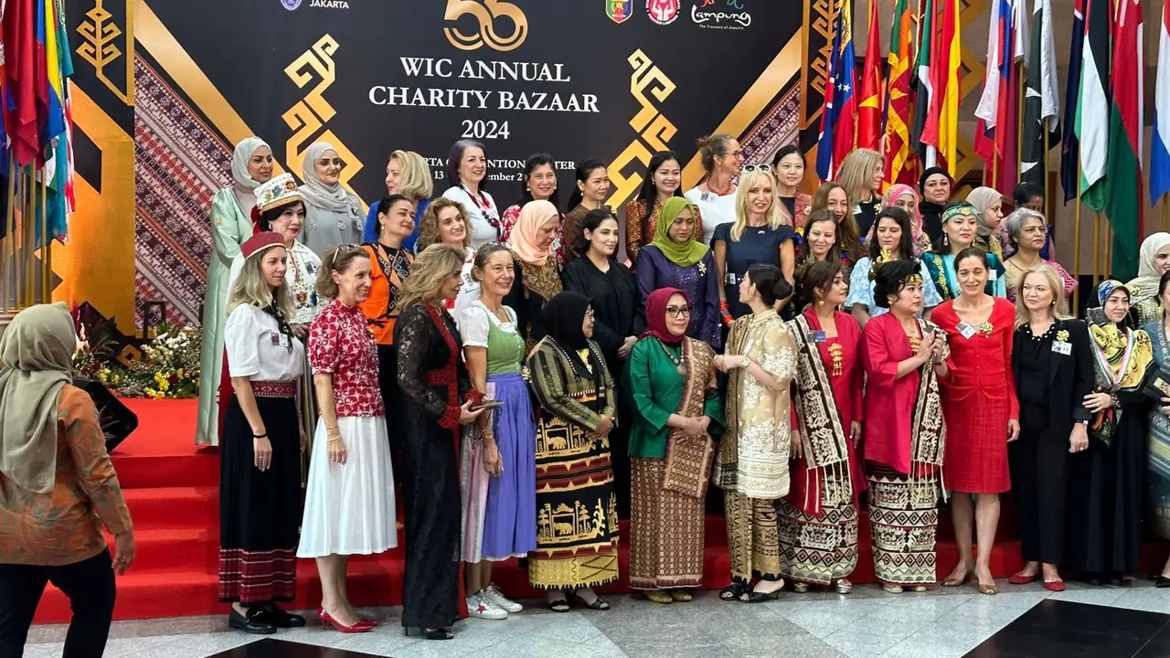 Istri para duta besar asing untuk Indonesia berpartisipasi dalam acara Bazar Amal yang diselenggarakan Women's International Club (WIC) di Jakarta, Rabu (13/11/2024). (Liputan6.com/Benedikta Miranti)