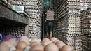 Pekerja saat mengangkut peti telur ayam di salah satu agen di Jakarta, Selasa (14/3/2023). Kenaikan sejumlah harga komoditas pangan salah satunya telur ayam merupakan kondisi yang terjadi setiap tahunnya atau menjelang Hari Besar Keagamaan dan Nasional (HBKN). (merdeka.com/Iqbal S Nugroho)